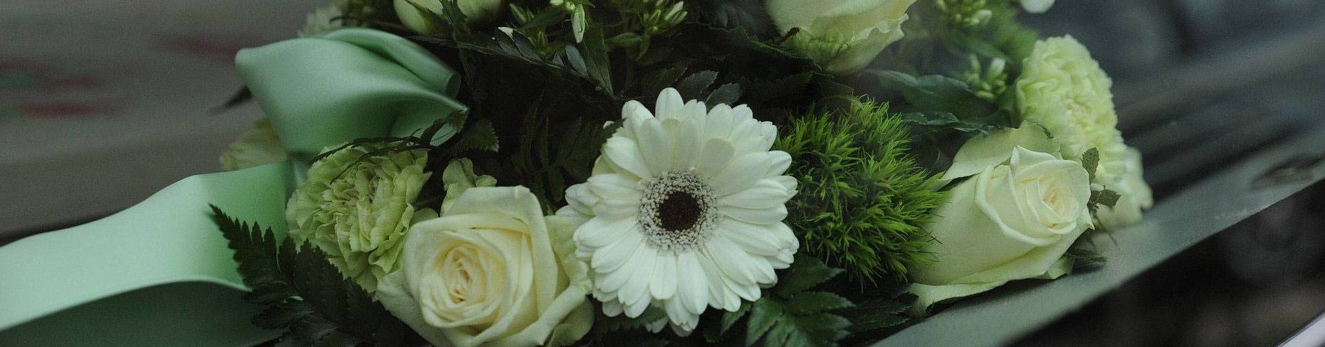 Blumenschmuck an Beerdigung